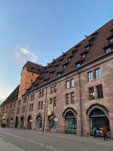 Un gran edificio de ladrillo con techo marrón. en Apartment im Stadtzentrum mit W-LAN Home Sweet Home, en Fürth