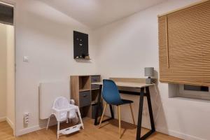 a room with a desk and a blue chair at Maisonnette design Le Cosy - Marché à 3mn à pied - Parking gratuit à 50m - Amazon Prime - in Surgères