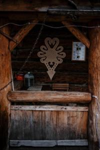 a room in a log cabin with a snowflake on the wall at Chatka Zapiecek in Krościenko