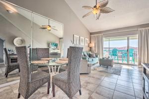 ein Esszimmer mit einem Tisch und Stühlen sowie ein Wohnzimmer in der Unterkunft Well-Appointed Family Condo on Miramar Beach! in Destin