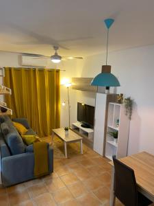 - un salon avec un canapé et une table dans l'établissement Precioso apartamento en complejo residencial., à Alcaucín