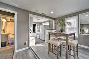 Η κουζίνα ή μικρή κουζίνα στο Completely Renovated Escape about 1 Mile to Downtown! +20 φωτογραφίες