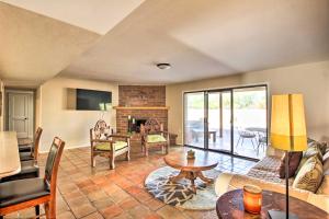 Ruang duduk di Walkable Tucson Retreat with Pool and Fire Pit!