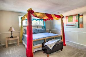 1 dormitorio con 1 cama con dosel en Walkable Tucson Retreat with Pool and Fire Pit!, en Tucson