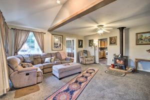 Photo de la galerie de l'établissement Updated Coos Bay Home about 2 Mi to Pacific Ocean, à Coos Bay