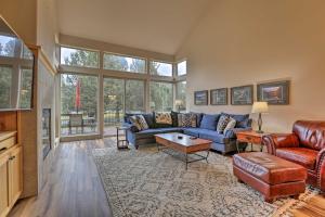 Cozy Redmond Townhome with Heated Pool Access!