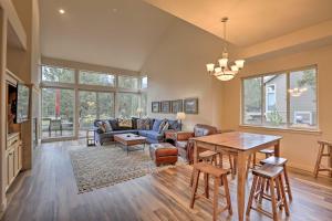 Cozy Redmond Townhome with Heated Pool Access!