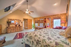 Ένα ή περισσότερα κρεβάτια σε δωμάτιο στο Idyllic Table Rock Lake Cabin with Fire Pit!