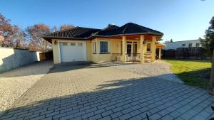 une maison avec une allée en face de celle-ci dans l'établissement Siófok Private House, à Siófok