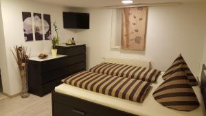 ein Wohnzimmer mit zwei Kissen auf einem Bett in der Unterkunft Ferienwohnung Nicole in Schneeberg