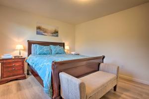 Rúm í herbergi á Spacious Bandon Getaway - 2 Blocks to Ocean!