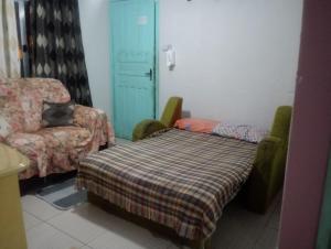 een kamer met een bed, een stoel en een tafel bij Casa Caiobá in Matinhos