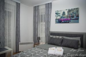 ein Schlafzimmer mit einem Bett mit zwei Kissen darauf in der Unterkunft Lepi Jova - SNEZNIK in Vrnjačka Banja