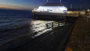 une jetée avec un navire de croisière dans l'eau dans l'établissement "Near to the Beach "- 2 bedroom Flat Sleeps up to 5, à Burnham-on-Sea