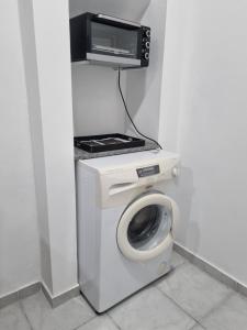 um micro-ondas sentado em cima de uma máquina de lavar roupa em Departamento en el centro em Mercedes