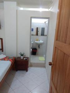 内科克利Hostal Princesa Katia的一间带床的卧室和一间带水槽的浴室