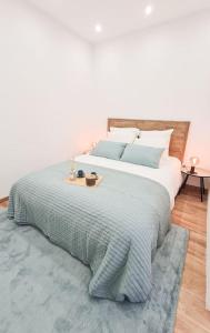 Un dormitorio con una cama grande y una bandeja. en Le Petit Cosy /Proche Disney - Paris / wifi - Netflix, en Meaux