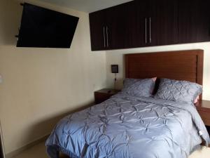 1 dormitorio con 1 cama con edredón azul en Portal Polanco, en Ciudad de México