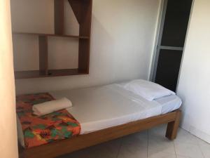uma pequena cama num quarto com em Hotel Princesa Katia em Necoclí