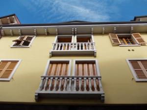 ペスカンティーナにあるB&B A Casa di Saraの白いバルコニーと窓が備わる建物