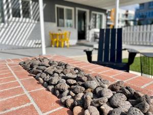 亨廷顿海滩Steps To The Beach, Pacific City and Main Street - #5的砖墙顶上的一大堆饼干