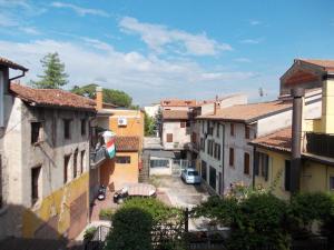 une vue aérienne sur une ville avec des bâtiments dans l'établissement B&B A Casa di Sara, à Pescantina