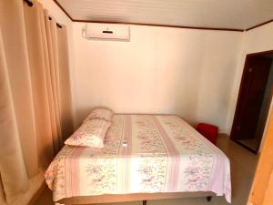 a small bedroom with a bed in a room at Pousada Oliveiras in Caravelas