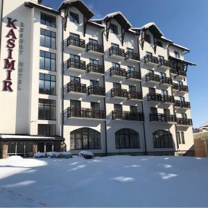 バコヴェルにあるKasimir Private Room 611, 612の目の前に雪が降るホテル