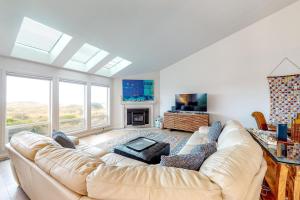 ein Wohnzimmer mit einem Sofa und einem TV in der Unterkunft 3 Bed 3 Bath Vacation home in Bayshore Beach Club in Waldport
