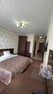 バコヴェルにあるKasimir Private Room 611, 612のベッドとテーブルが備わるホテルルームです。