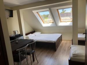 Willa3D في ميجيجنو: غرفة بسريرين وطاولة ونوافذ