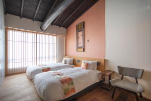 Postel nebo postele na pokoji v ubytování Hotel Legasta Kyoto Higashiyama Sanjo