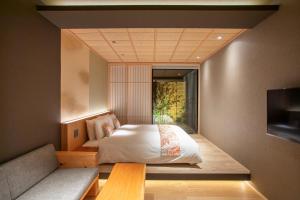 Postel nebo postele na pokoji v ubytování Hotel Legasta Kyoto Higashiyama Sanjo