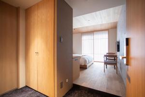 Postel nebo postele na pokoji v ubytování Hotel Legasta Kyoto Higashiyama Sanjo
