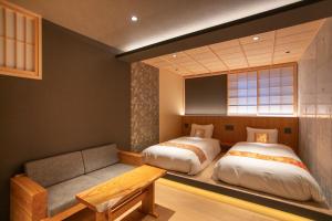 Postel nebo postele na pokoji v ubytování Hotel Legasta Kyoto Higashiyama Sanjo