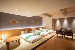Postel nebo postele na pokoji v ubytování Hotel Legasta Kyoto Higashiyama Sanjo
