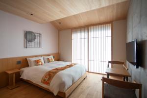 Postel nebo postele na pokoji v ubytování Hotel Legasta Kyoto Higashiyama Sanjo