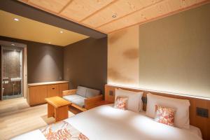 Postel nebo postele na pokoji v ubytování Hotel Legasta Kyoto Higashiyama Sanjo
