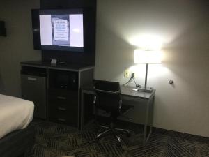 TV a/nebo společenská místnost v ubytování Muskogee Inn and Suites