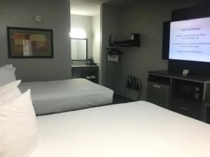 Postel nebo postele na pokoji v ubytování Muskogee Inn and Suites
