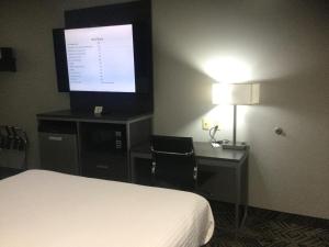 TV a/nebo společenská místnost v ubytování Muskogee Inn and Suites