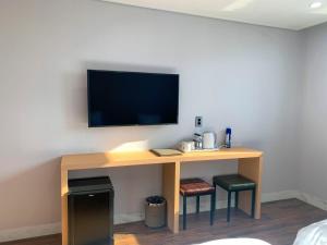 TV a/nebo společenská místnost v ubytování Aroomi Hotel Hyupjae