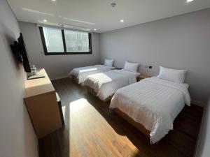 Postel nebo postele na pokoji v ubytování Aroomi Hotel Hyupjae
