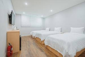 Postel nebo postele na pokoji v ubytování Aroomi Hotel Hyupjae