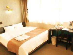 1 dormitorio con 1 cama grande, escritorio y ventana en Hotel Abest Shin-Anjo-Ekimae, en Anjomachi