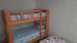 two bunk beds in a corner of a room at White House, CASA FAMILIAR X 7 PERSONAS in Los Órganos