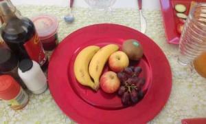 czerwony talerz z jabłkami i owocami na stole w obiekcie Tinys Stayover w mieście Vosloorus