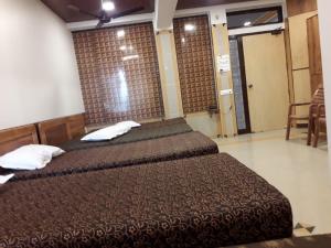 Kuber's Residency客房内的一张或多张床位