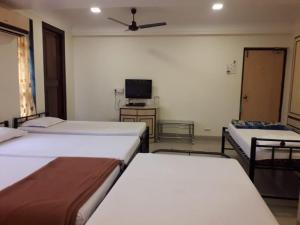 Kuber's Residency客房内的一张或多张床位