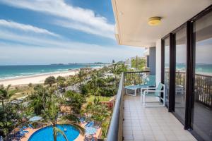 uma varanda com vista para a praia em The Rocks Resort - Official em Gold Coast